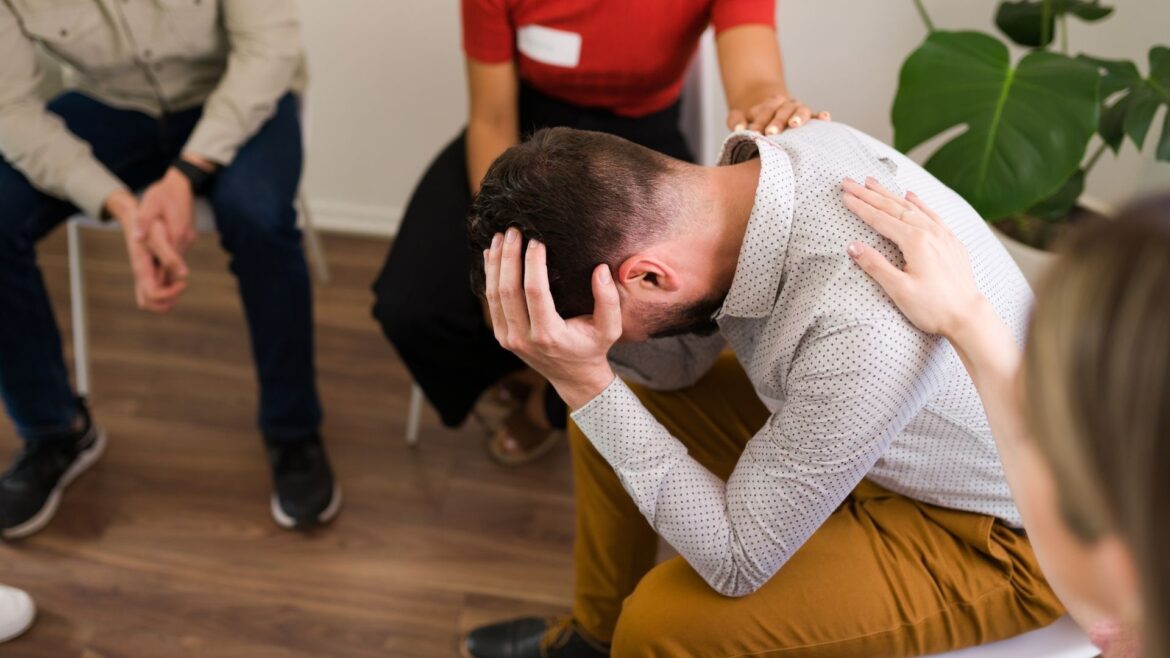 Hình minh họa người đang trải qua PTSD với ký ức sang chấn và cảm giác đau buồn liên tục quay trở lại trong tâm trí.